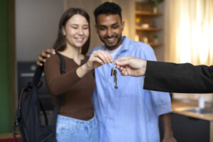 Pareja recibiendo las llaves de su casa