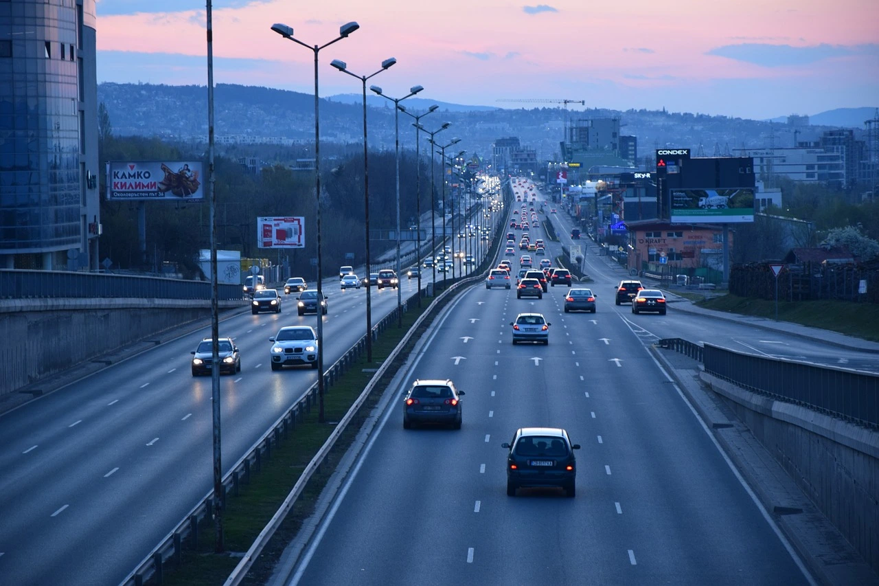 Carros transitando por una carretera