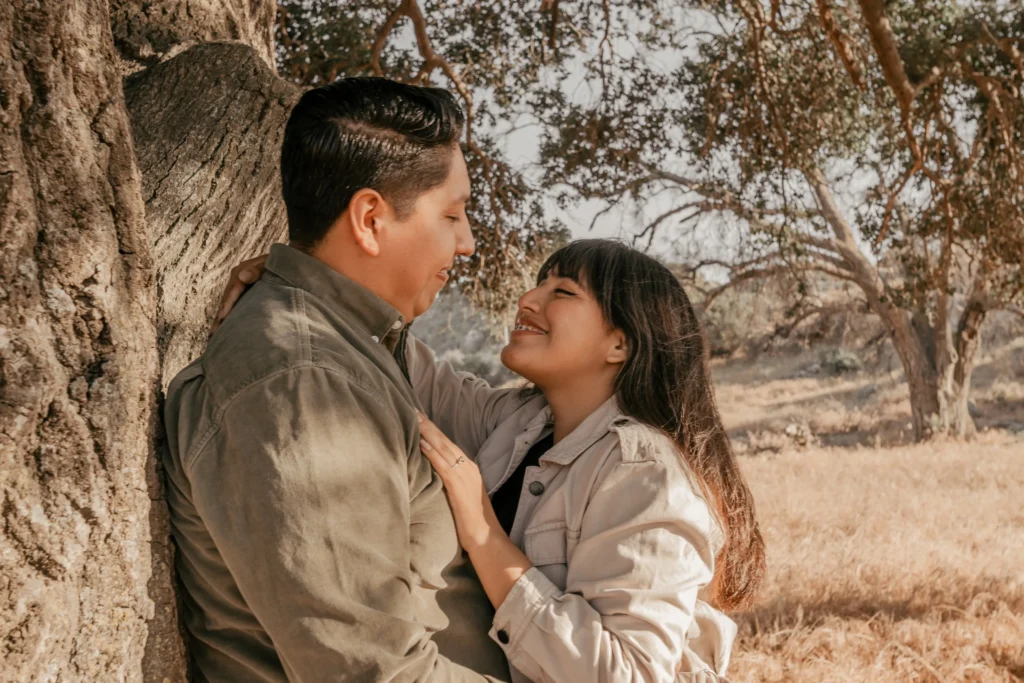 Pareja cerca de un árbol