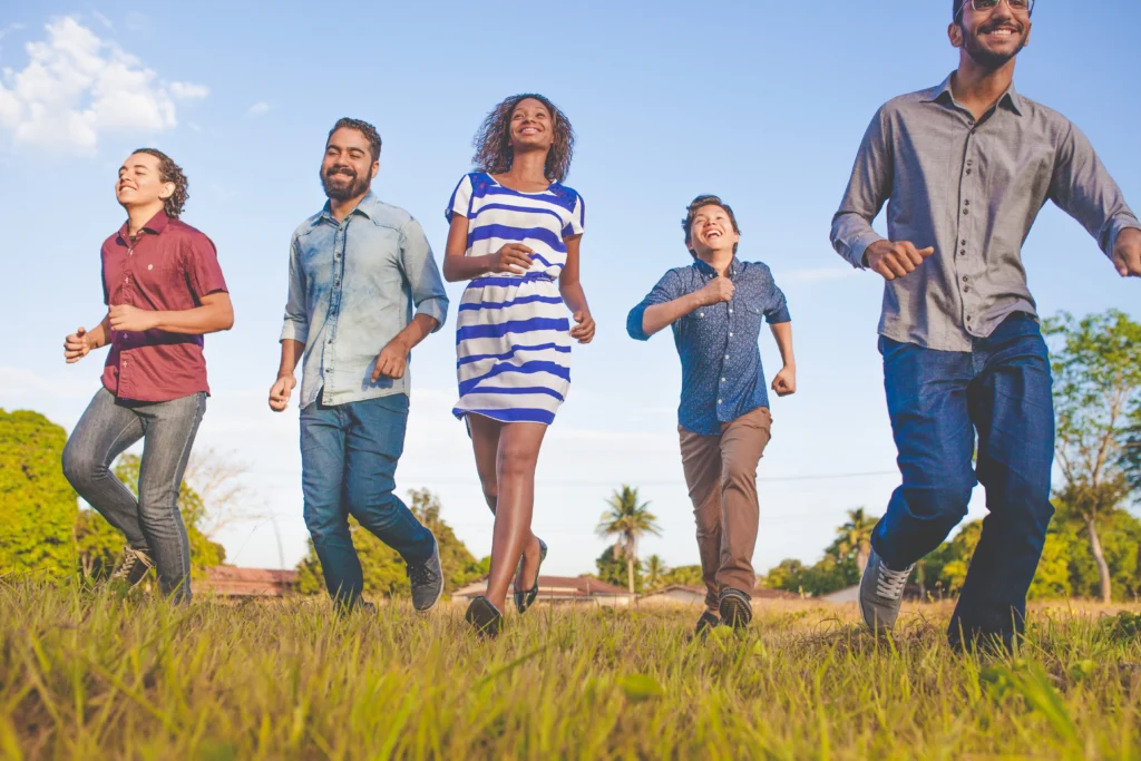 Un grupo de personas caminando en el césped