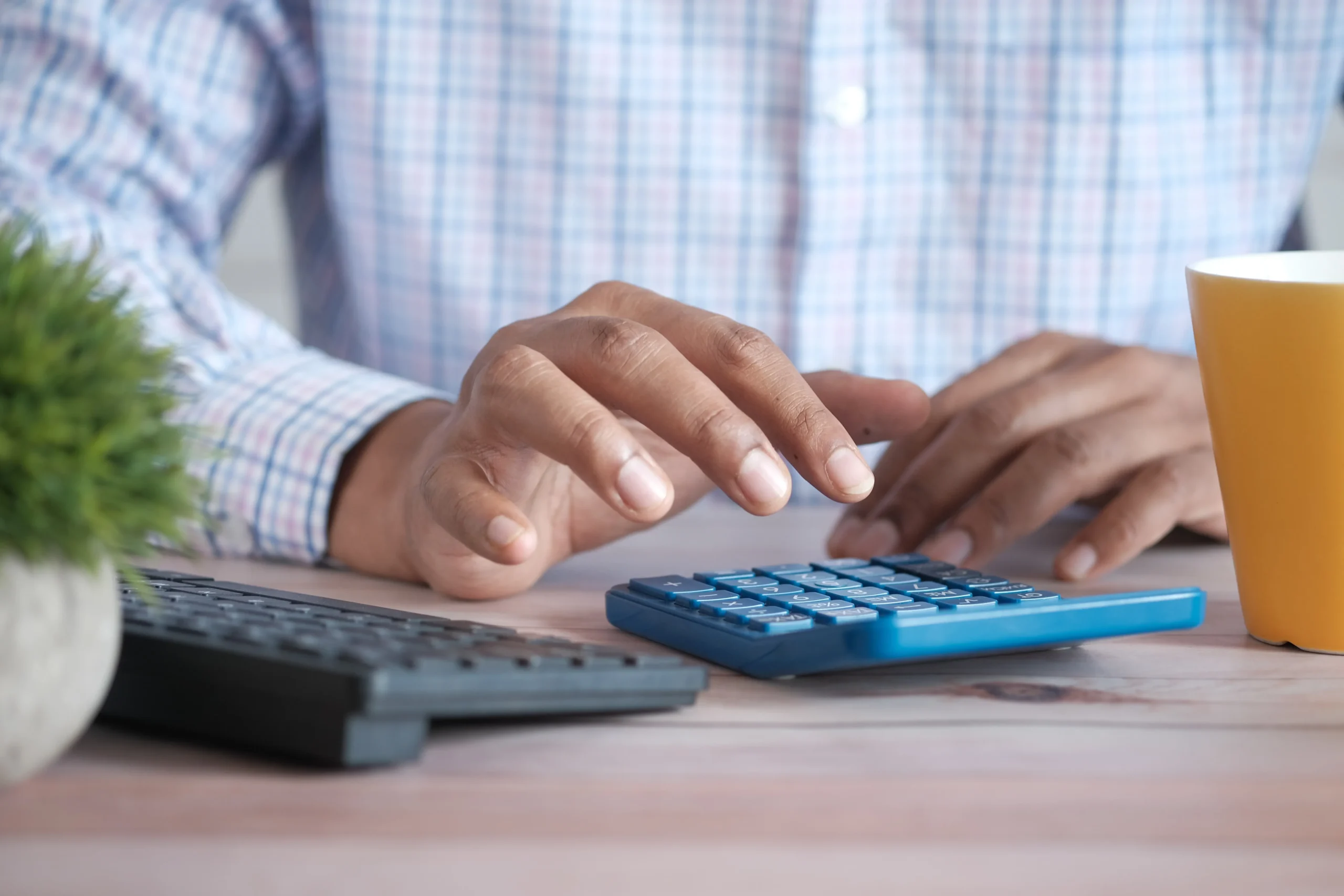 Hombre haciendo cuentas en una calculadora