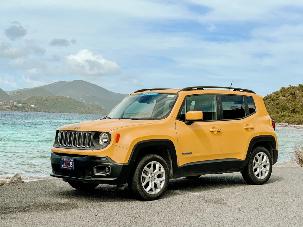 Carro amarillo en la playa